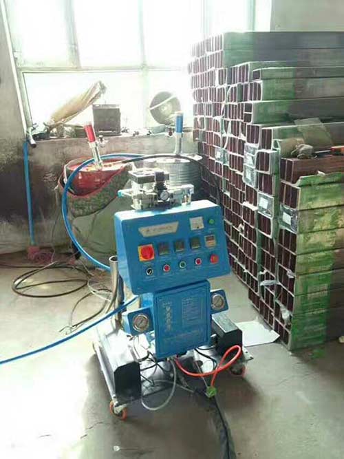 邯鄲聚氨酯發泡機 哪裡有賣價格優惠的廠家?(圖1) 高壓聚氨酯發泡機施工案例